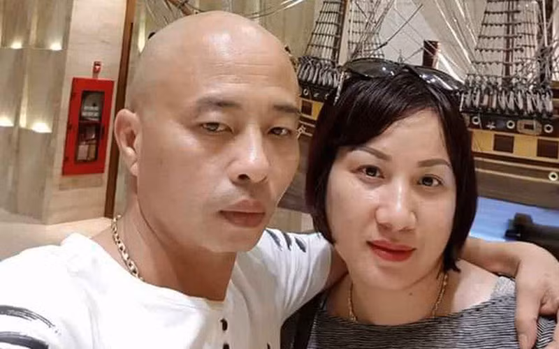 Tuy nhiên, một thông tin đáng chú ý khác, Đường “Nhuệ” cùng vợ còn được biết đến là những người "có tiếng" trong lĩnh vực kinh doanh bất động sản, đấu giá đất kiểu quân xanh quân đỏ gây thất thoát tiền thuế của Nhà nước. 