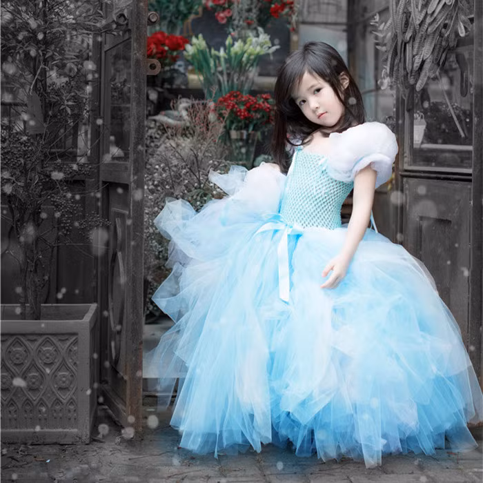 Cả những em nhỏ, những "thiên thần nhí" cũng được người lớn giúp đỡ để hóa trang thành nhân vật đang rất hot này.