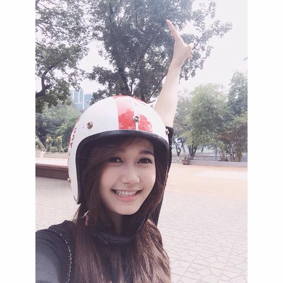 Trong đời thường, Nhung Gumiho cũng là một cô gái trẻ trung, năng động và rất vui tính.