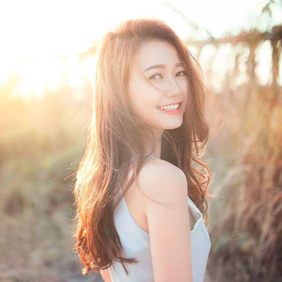 Nhung Gumiho tên thật là Nguyễn Thị Hồng Nhung, hot girl Sài thành mới nổi sinh năm 1992. Điểm gây thu hút nhất của Nhung Gumiho là nụ cười tỏa nắng, rất duyên cùng ánh mắt tuyệt đẹp.