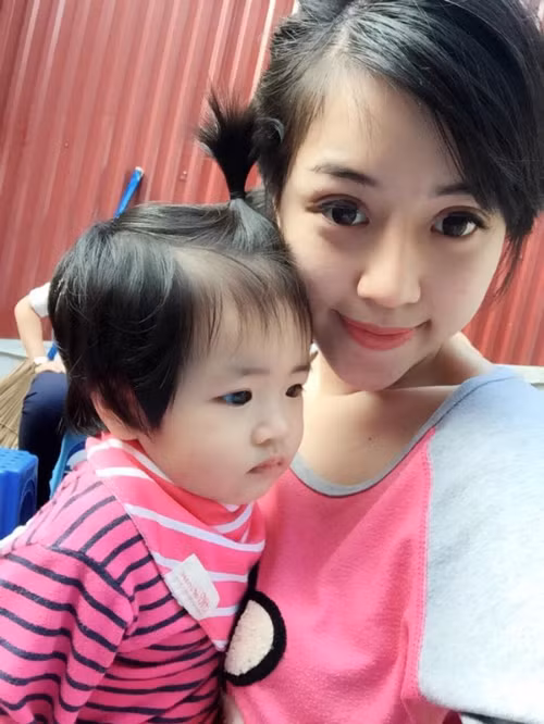 Hiện tại, ngoài nuôi con, chăm sóc gia đình, Minh Châu còn làm chủ một shop bán hàng trên mạng. Bà mẹ 9X xinh đẹp thường xuyên khoe ảnh "tự sướng" cùng cô con gái dễ thương và chia sẻ những kỷ niệm về quá trình làm phẫu thuật thẩm mỹ với bạn bè trên Facebook.