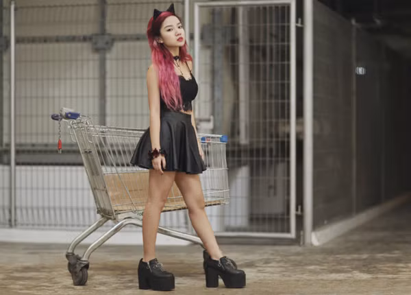 Naomi Neo là một trong những hot girl, blogger nổi tiếng nhất tại Singapore. Ở tuổi 19, Naomi đang có trên 185 nghìn fan trên Instagram và một kho ảnh thời trang đẹp mắt, chuyên nghiệp.