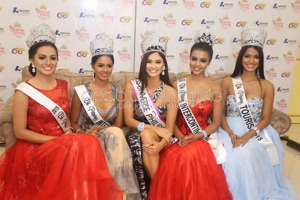 Trong top 5 thí sinh bước vào chung kết Hoa hậu Hoàn vũ Philippines, Pia Wurtzbach là người già nhất, bị chê bai nhiều nhất. Tuy nhiên, người đẹp này vẫn giành chiến thắng, thậm chí vượt qua cả Janicel Lubina (thứ 2 từ trái sang), ứng cử viên số 1 cho vương miện hoa hậu.