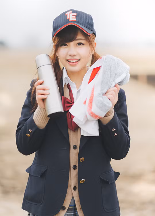 Bộ ảnh tái hiện những buổi hẹn hò sau khi tan trường của các cặp đôi "gà bông". Cùng quàng chung khăn ấm, cùng đi dạo, cùng chơi thể thao, cùng tựa vào vai nhau nghe nhạc... Những khoảnh khắc đẹp trong tình yêu mà bất cứ ai cũng muốn được trải qua cùng "nửa kia".