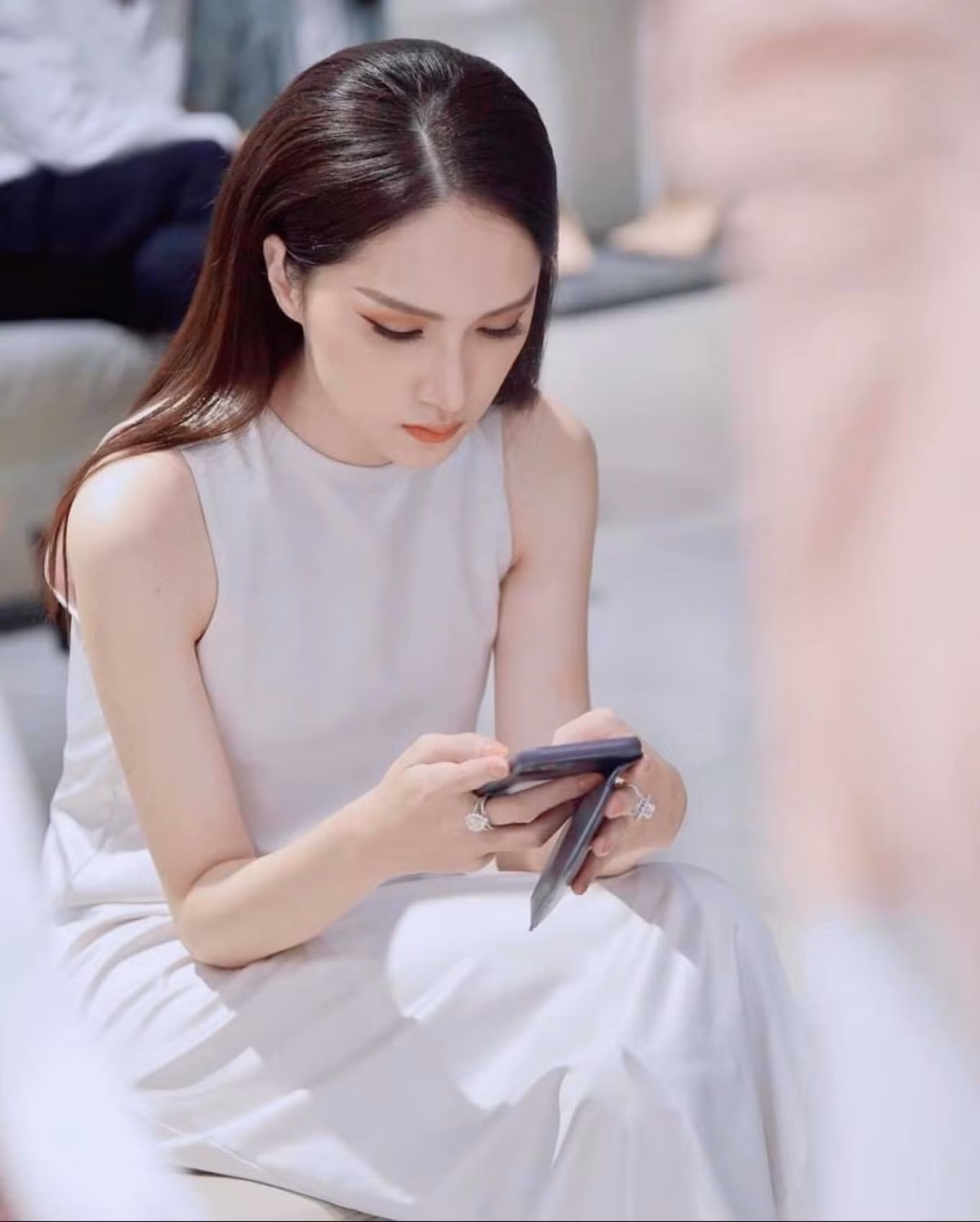 Cuối cùng là việc chăm sóc để có làn da mịn màng, trắng sáng bằng cách bổ sung nhiều nước, hạn chế trang điểm và dùng mặt nạ từ thiên nhiên. Nguồn ảnh: Instagram nhân vật.