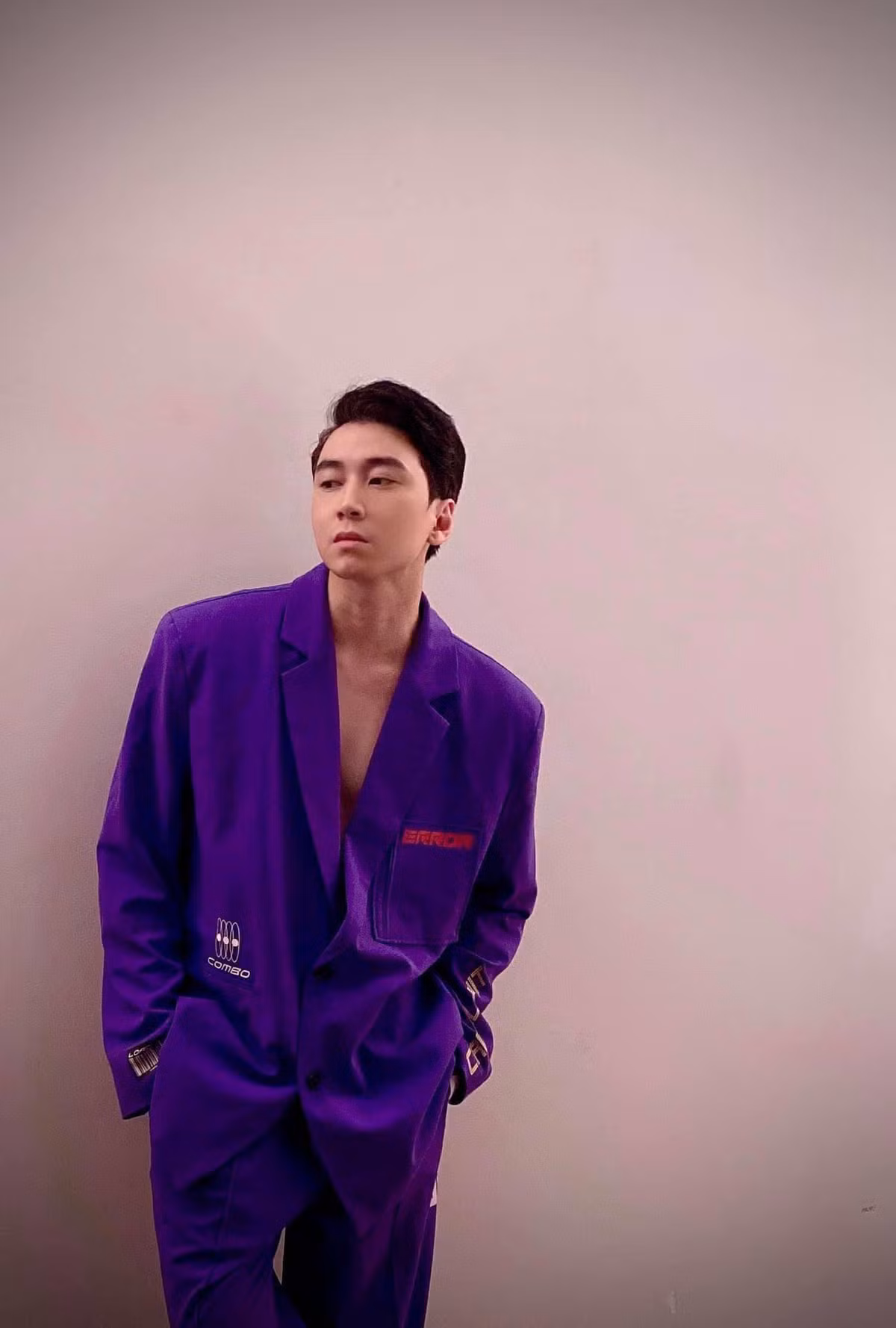 Không bó buộc mình trong hình mẫu nào, Karik thường xuyên thay đổi phong cách và diện những màu sắc cực nổi bật.