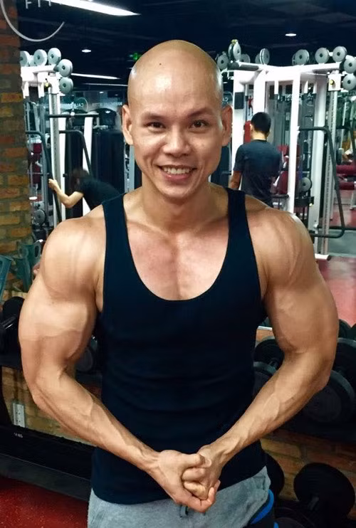 Phan Đình Tùng khiến fan "đứng ngồi không yên" khi diện áo hai dây khoe cơ bắp gân guốc như lực sĩ.
