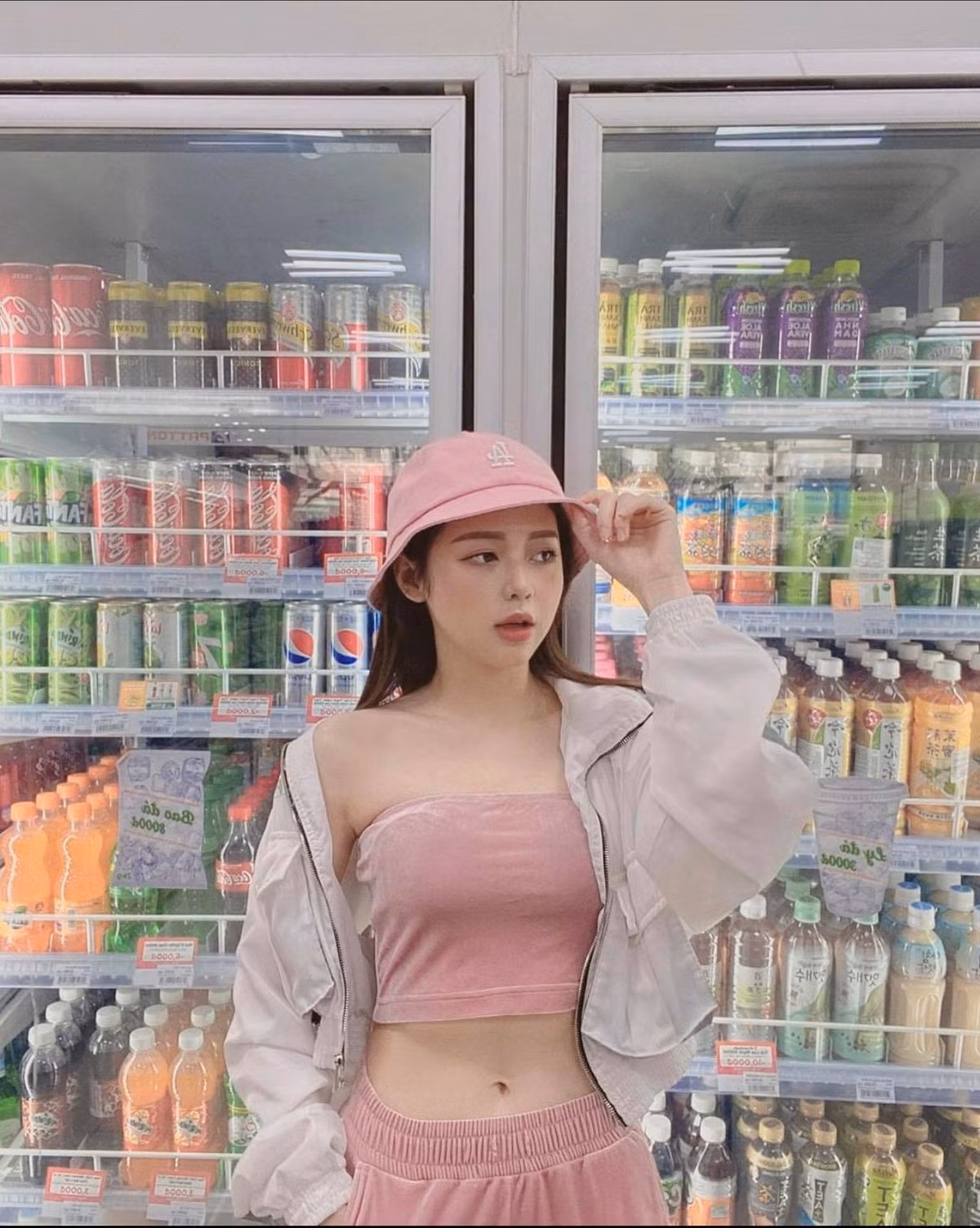Trong quá trình giảm cân, nữ ca sĩ tăng cường uống nước và để bụng rỗng 5 tiếng trước khi đi ngủ. Dù nhiều lần mệt mỏi đến mức muốn từ bỏ nhưng thành quả đạt được lại rất xứng đáng.