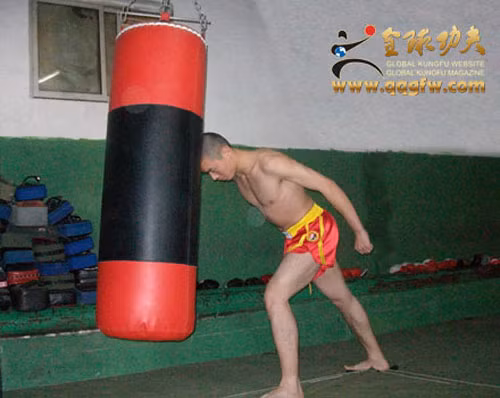 Tuy nói môn này thuộc dòng ngoại công tức là sử dụng sự cường kiện của gân cốt bên ngoài nhưng cũng phải kết hợp lực, khí, thần bên trong mới có thể thành tựu viên mãn. Nếu chỉ có sức tráng kiện bên ngoài mà không có nội công thâm hậu bên trong thì có thể cũng thành công nhưng không thể đạt tới chỗ viên mãn.