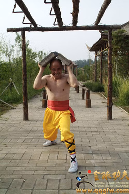 Người ta cũng biết đến thiết đầu công như một trong những tuyệt kỹ của phái Thiếu Lâm thông qua nhiều bộ phim mà trong đó sư Thiếu Lâm hàng ngày ngồi trước một đống gạch rồi dùng đầu đập cho vỡ gạch.