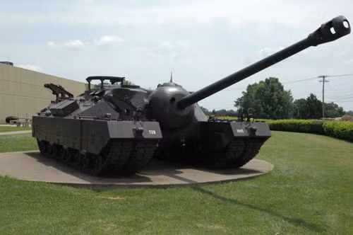 Chiếc xe tăng hạng nặng đó được gọi là T28. Theo trang Warhistoryonline, ban đầu nó được chỉ định là xe tăng hạng nặng nhưng đến năm 1945 được gọi là pháo tự hành và một năm sau người ta lại thay đổi, gọi nó là xe tăng siêu nặng T28.