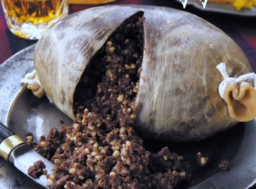 Haggis được đánh giá là một trong những món ăn Giáng sinh, năm mới kinh dị nhất ở Scotland. Đây là món ăn cổ được làm từ các thành phần nội tạng của con cừu. Ảnh: Mashable.