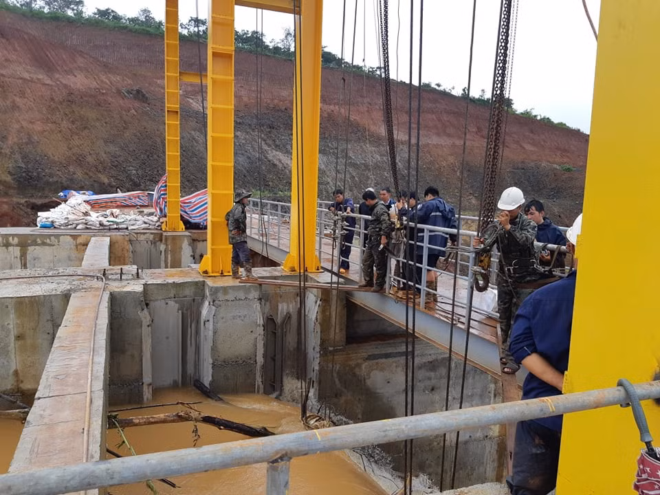 Trước đó, do mưa lớn, lượng nước về nhiều gây vỡ đường ống áp lực, Công ty Cổ phần VRG Đắk Nông có văn bản gửi UBND tỉnh báo cáo về việc xả lũ khẩn cấp, bằng biện pháp mở cửa xả nước làm chậm gia tăng mực nước hồ để bảo đảm an toàn đập.