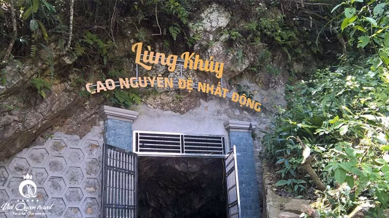 Từ thị trấn Tam Sơn đi theo quốc lộ 4C chừng 8 km và leo bộ 2 km là tới cửa hang Lùng Khúy.