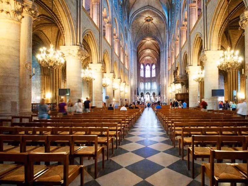 Nhà thờ Đức Bà Paris được xây và thiết kế bởi rất nhiều kiến trúc sư, trong đó có những tên tuổi như Jean de Chelles, Pierre de Montreuil, Pierre de Chelles… Nhà thờ Đức Bà Paris, điểm du lịch thu hút biết bao du khách mỗi năm. Cùng với sự cổ kính, kiến trúc độc đáo thì du khách còn cảm nhận được đó là ý nghĩa lịch sử của công trình này. Hy vọng nhà thờ sẽ tồn tại vĩnh cửu để nhiều du khách trên thế giới có thể chiêm ngưỡng.