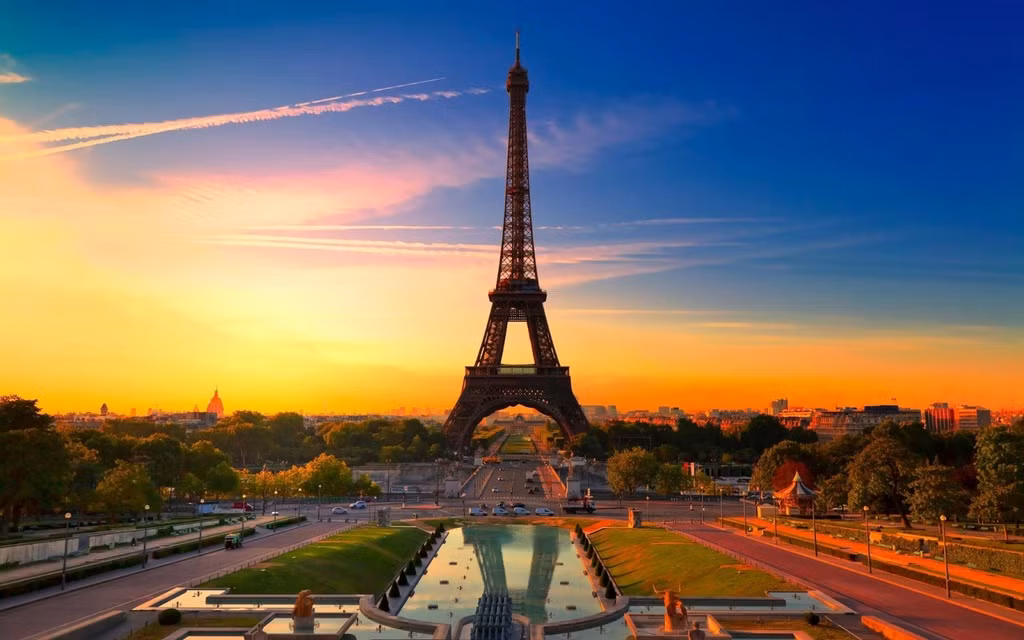Tháp Eiffel được xây dựng trong khuôn khổ công viên Champ-de-Mars, bên cạnh có sông Seine chảy qua. Đứng trên đỉnh tháp, du khách có thể nhìn trọn dòng sông Seine đoạn chảy qua thủ đô Paris của nước Pháp. Đứng dưới chân tháp Eiffel nguy nga, tráng lệ, du khách sẽ chiêm ngưỡng được một hình ảnh hùng vĩ của tòa tháp in lên nền trời bình minh. Sau đó du khách có thể mua vé để vào tham quan, tận mắt chứng kiến từng chi tiết xây dựng nên tháp.