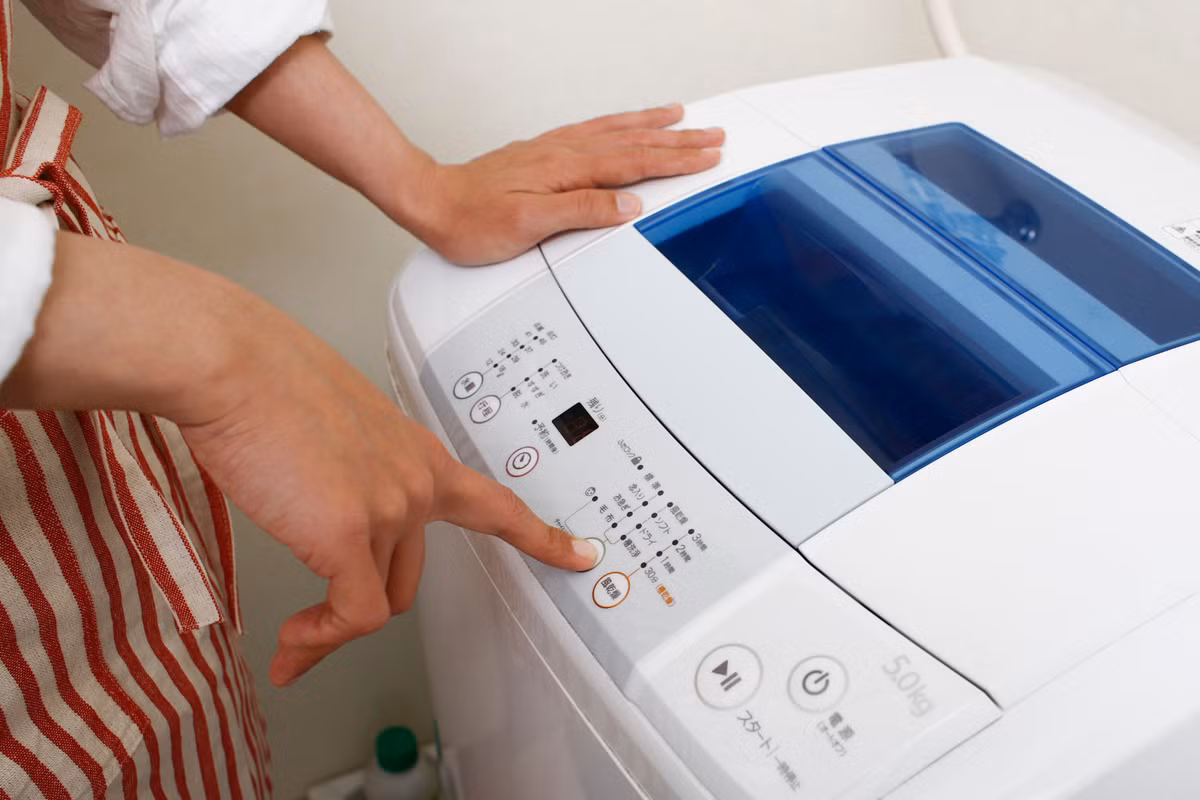 Các vi khuẩn và nhiều chất bẩn khác sẽ lưu lại trong máy từ lần giặt này sang lần giặt khác, và cứ thế sau mỗi lần giặt máy lại tích thêm.