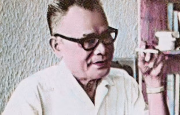 Tú Xương được xem là hiện tượng trong nền văn học Việt Nam, nghệ sĩ bậc thầy về chơi chữ. Nhà văn Nguyễn Công Hoan đã suy tôn Tú Xương là bậc "thần thơ thánh chữ". Nhà thơ Xuân Diệu xếp hạng Tú Xương thứ 5 sau Nguyễn Du, Nguyễn Trãi, Hồ Xuân Hương, Đoàn Thị Điểm. Nhà văn Nguyễn Tuân biểu dương Tú Xương là một người thơ, một nhà thơ vốn nhiều công đức trong cuộc trường kỳ xây dựng tiếng nói văn học của dân tộc Việt Nam. Ảnh: Hội Nhà văn.