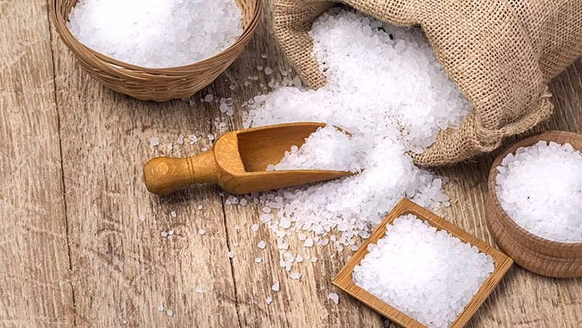 Bột mỳ là chất hút ẩm, là nguy cơ tăng thêm nấm mốc, bụi bẩn trong căn phòng của bạn; chanh cam là loại hoa quả dẫn dụ ruồi giấm vào trong nhà, chúng sẽ xâm nhập vào các hoa quả chín khác trong bàn ăn của bạn; muối sẽ gây ố, đặc biệt đối với sàn gỗ….