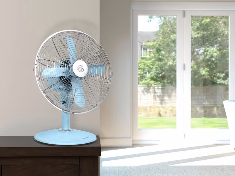 Tương tự, quạt không có tác dụng thậm chí còn gây tác dụng ngược. Hơi lạnh từ quạt thổi ra không những không làm bay hơi nước, ngược lại còn thổi thêm hơi lạnh vào khiến cho hơi nước ngưng kết, nước đọng lại nhiều hơn.