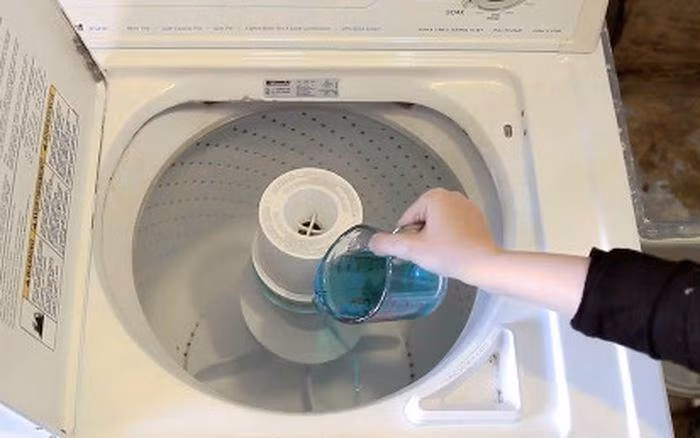 Một cách khác là dùng giấm và bột baking soda. Hãy cho chút giấm vào máy giặt và chạy ở chế độ không tải. Giấm có tác dụng như một chất kháng khuẩn giúp giải quyết vi khuẩn, nấm mốc. Trước khi máy xả nước, bạn có thể cho thêm một chút bột baking soda giúp đánh tan vết bẩn đồng thời còn làm cho máy giặt sáng bóng.
