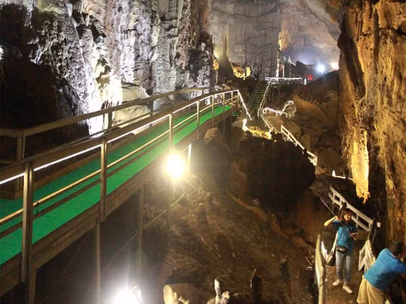 Càng vào sâu bên trong, khung cảnh càng choáng ngợp với nhiều nhũ đá, đặc biệt nhất là khu vực sợi nhũ dài từ 1 – 2 mét dạng rèm trông tựa “cây đàn thần” khổng lồ có thể phát ra âm thanh khi gõ nhẹ vào tạo nên những giai điệu độc đáo và riêng biệt của đá. 