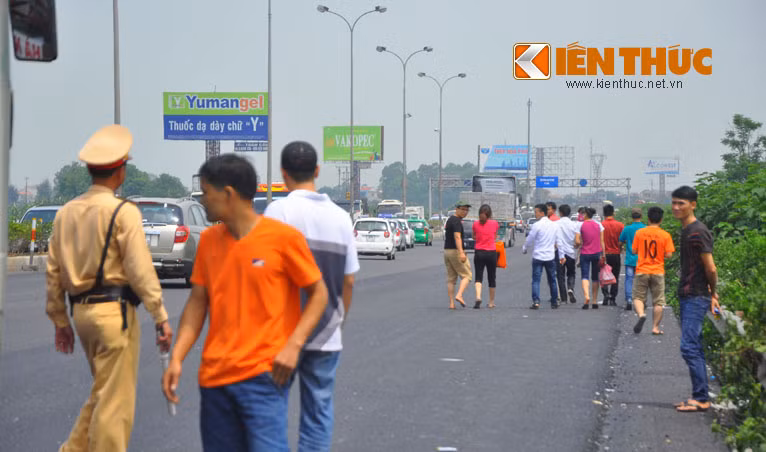 Khi bị CSGT kiểm tra, nhà xe lùa bớt khách xuống đường đi bộ giữa trời nắng nóng, có người còn không kịp xỏ dép