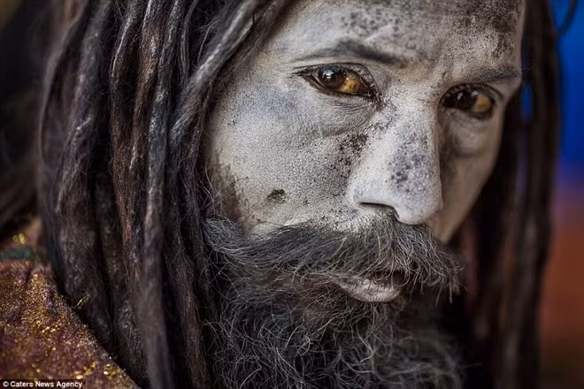 Người Aghori xa lánh các tài sản vật chất và thường khỏa thân. Đây là một biện pháp để tách khỏi những ảo giác trần tục và thể hiện cơ thể con người ở dạng thuần khiết nhất.