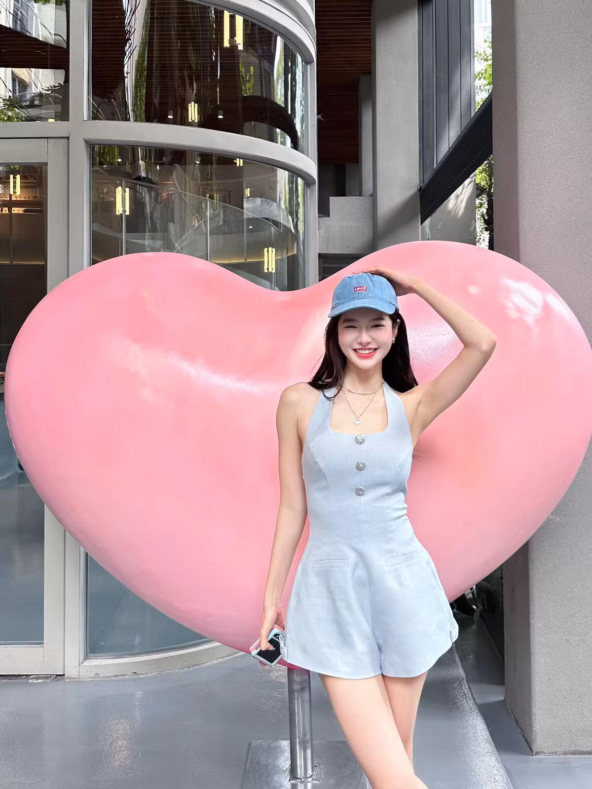 Diễn viên Yên Đan khoe vẻ trẻ trung, xinh đẹp khi diện quần yếm liền thân. Ảnh: FB Yên Đan Đỗ