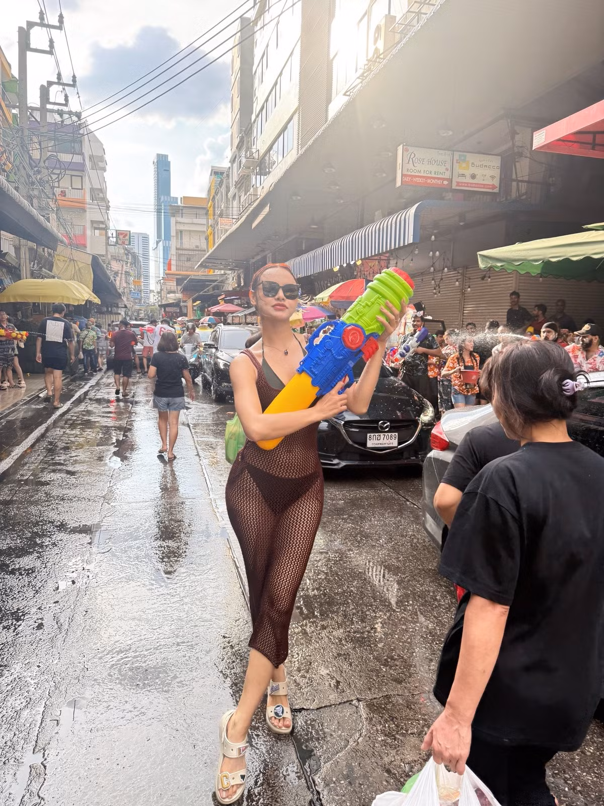 Người mẫu Mai Ngô mặc sexy khi tham gia trò té nước trên đường phố Thái Lan. Ảnh: FB Mai Ngô