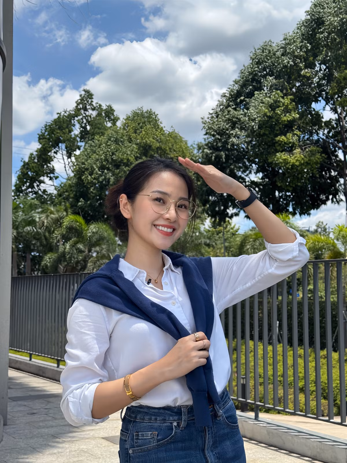 Tam Triều Dâng diện trang phục trẻ trung như nữ sinh. Ảnh: FB Tam Triều Dâng