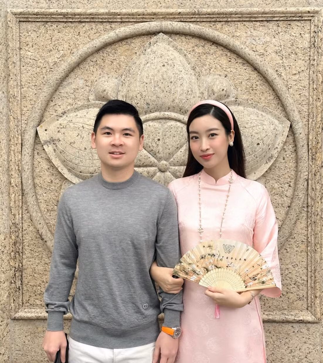 Tháng 10/2022, Hoa hậu Đỗ Mỹ Linh chính thức lên xe hoa về nhà chồng, kết hôn với thiếu gia Đỗ Vinh Quang, con trai út của bầu Hiển. Ảnh: FB My Linh Do