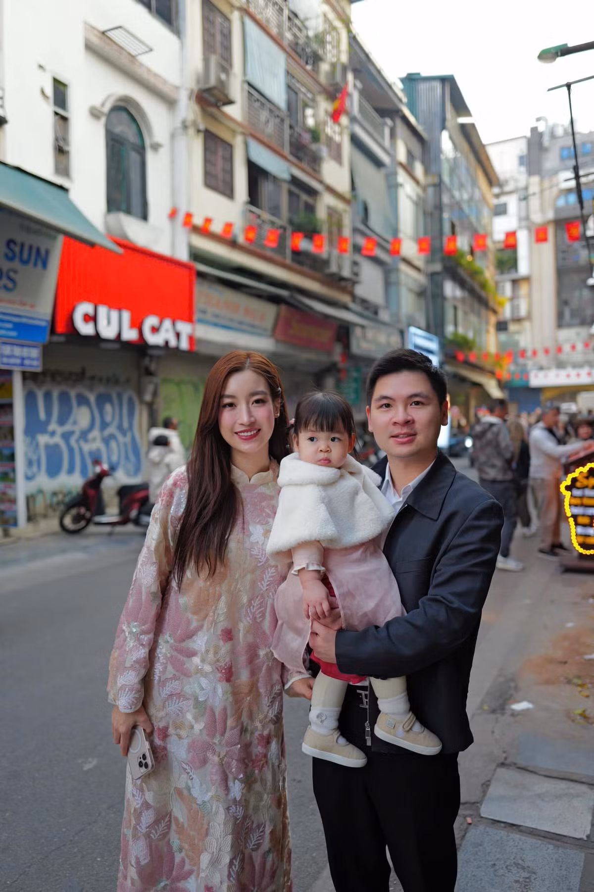 Đỗ Mỹ Linh và ông xã chào đón bé gái đầu lòng vào tháng 7/2023. Ảnh: FB My Linh Do