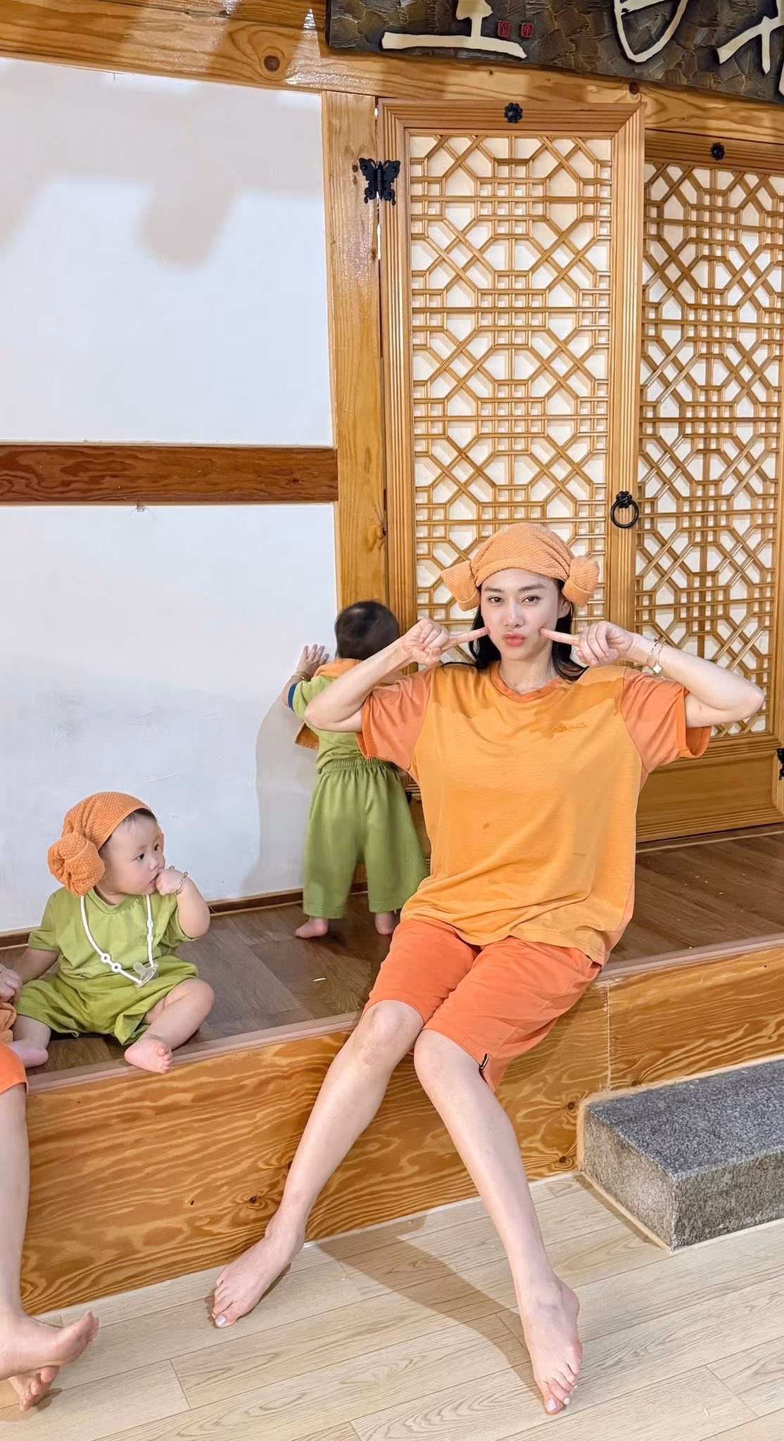Ngồi trong lòng mẹ chụp ảnh chưa được bao lâu, hai nhóc tỳ đã vội chạy nhảy xung quanh, để mặc Phương Oanh tự tạo dáng. Ảnh: FB Đỗ Phương Oanh