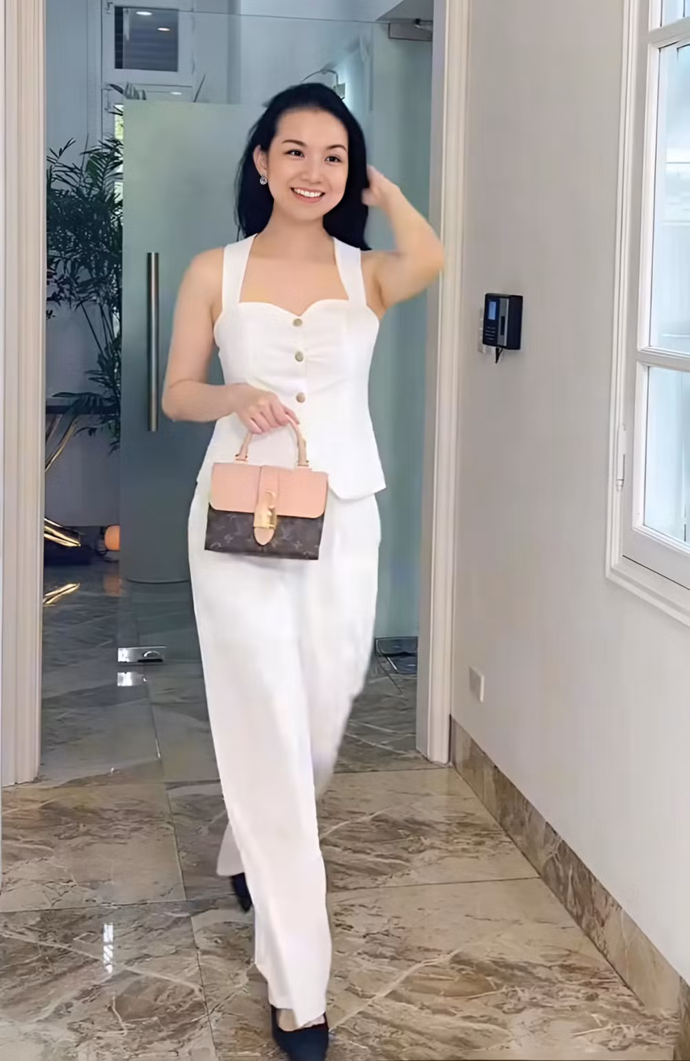 Trước đây, Thùy Lâm kín tiếng về cuộc sống cá nhân. Sau khi chia sẻ một số video đời thường, cô được nhiều khán giả động viên đăng tải thêm các nội dung tương tự lên mạng xã hội. Ảnh chụp màn hình