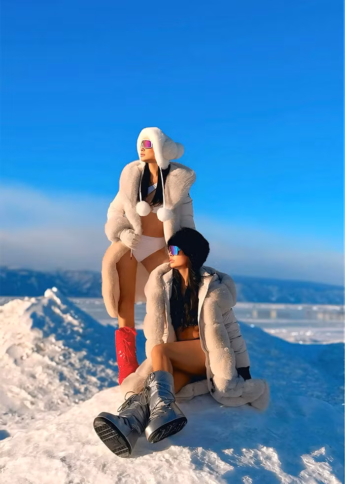 "Snow bikini - Đón bình minh trên mặt hồ Baikal tại đảo Olkhon - viên ngọc quý của hồ Baikal - Siberia - Nga. Nếu hỏi có lạnh không? Thì nó gọi là tê mất cảm giác... Và để đủ can đảm lao ra mặt hồ với nhiệt độ -17 là nốc nửa chai Vodkaaaaa", Thúy Hằng viết trên trang cá nhân. (Ảnh: FB Thúy Hạnh)