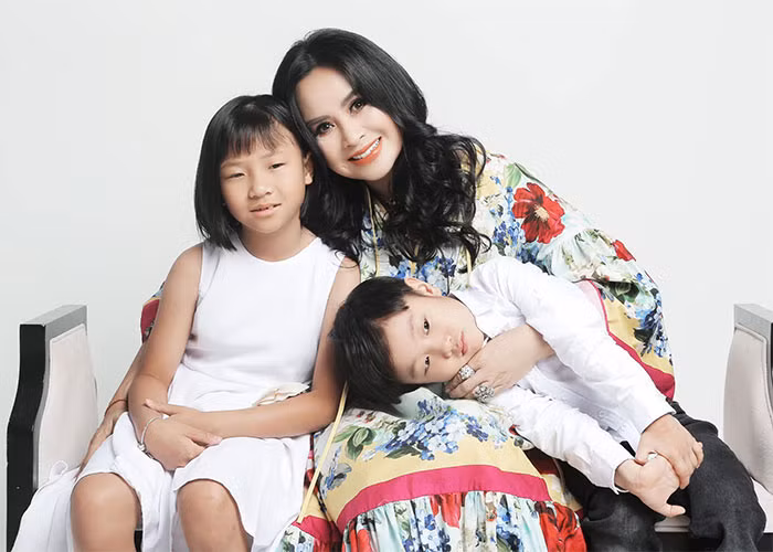 Thanh Lam và hai cháu ngoại, con của con gái lớn Hồng Vân. (Ảnh: FB Thanh Lam)
