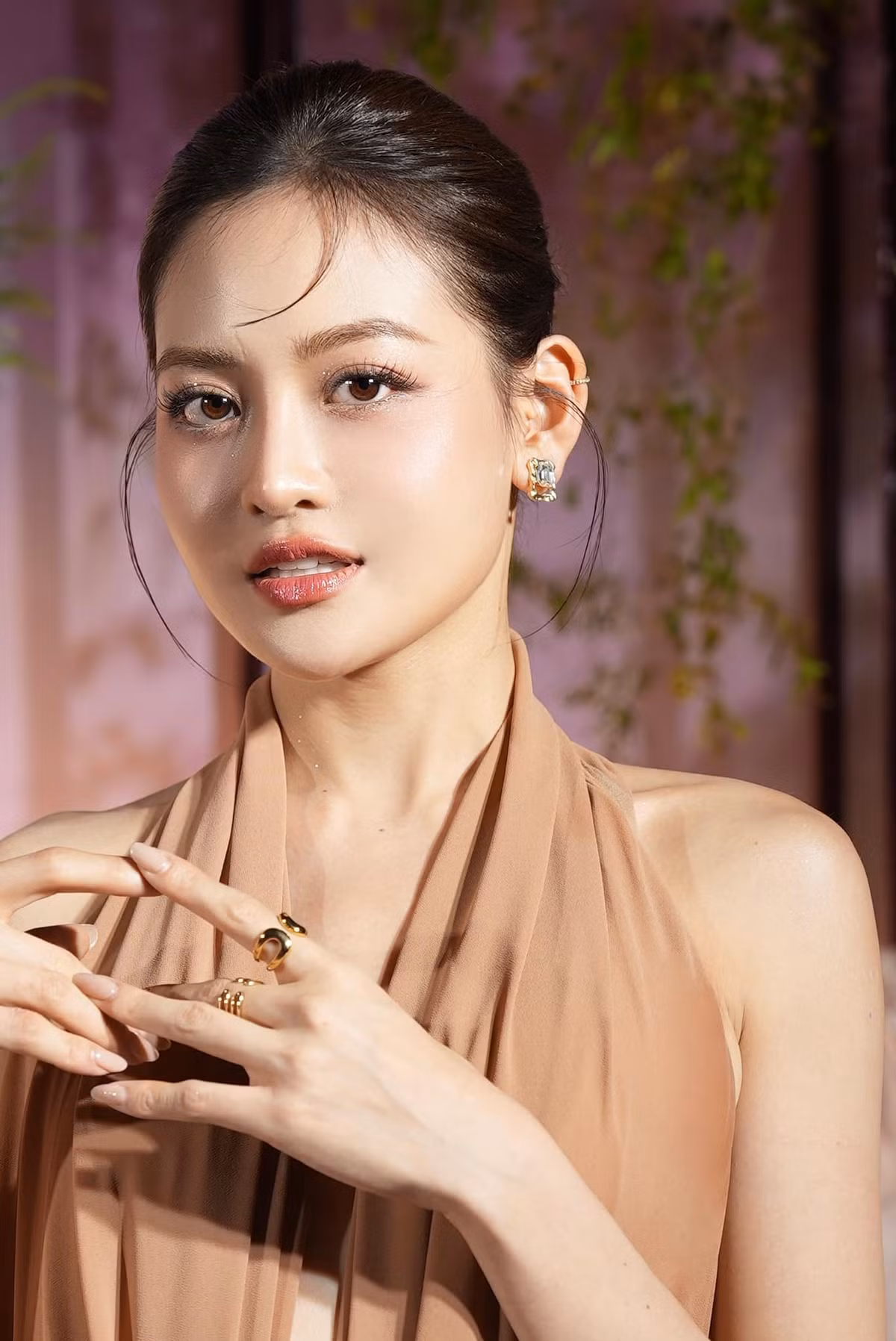 Xương quai xanh được xem là một trong những điểm nhấn gợi cảm trên cơ thể người phụ nữ. Thùy Anh dường như hiểu rõ điều này nên cô thường xuyên lựa chọn những thiết kế áo có phần cổ trễ sâu, hoặc những chiếc đầm hai dây, đầm yếm để khoe trọn vẻ đẹp này. Ảnh: FB Thuỳ Anh