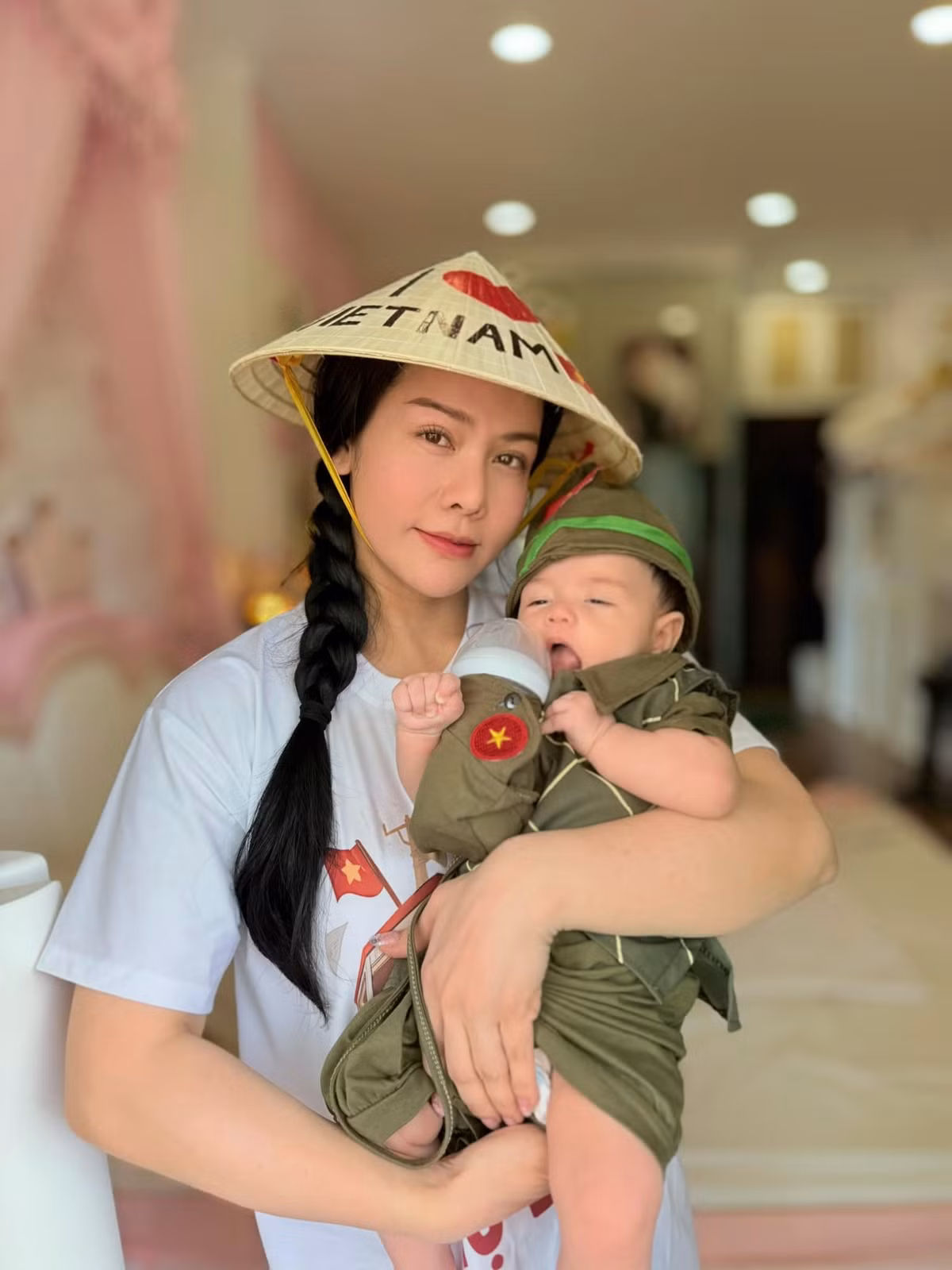 Diễn viên Nhật Kim Anh cùng ái nữ bốn tháng tuổi háo hức chào đón đại lễ. Ảnh: FB Nhật Kim Anh