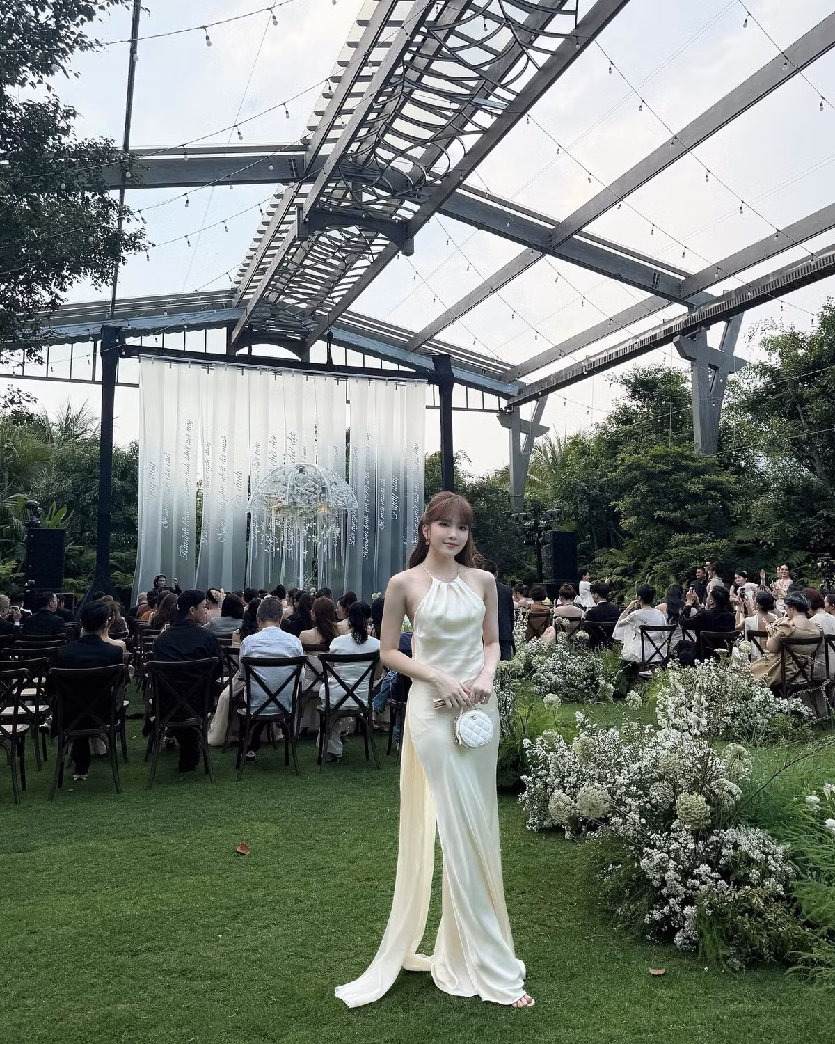 Ca sĩ Thiều Bảo Trầm diện váy trắng dài thướt tha đi ăn cưới ca sĩ Vũ Cát Tường. Ảnh: FB Thiều Bảo Trâm