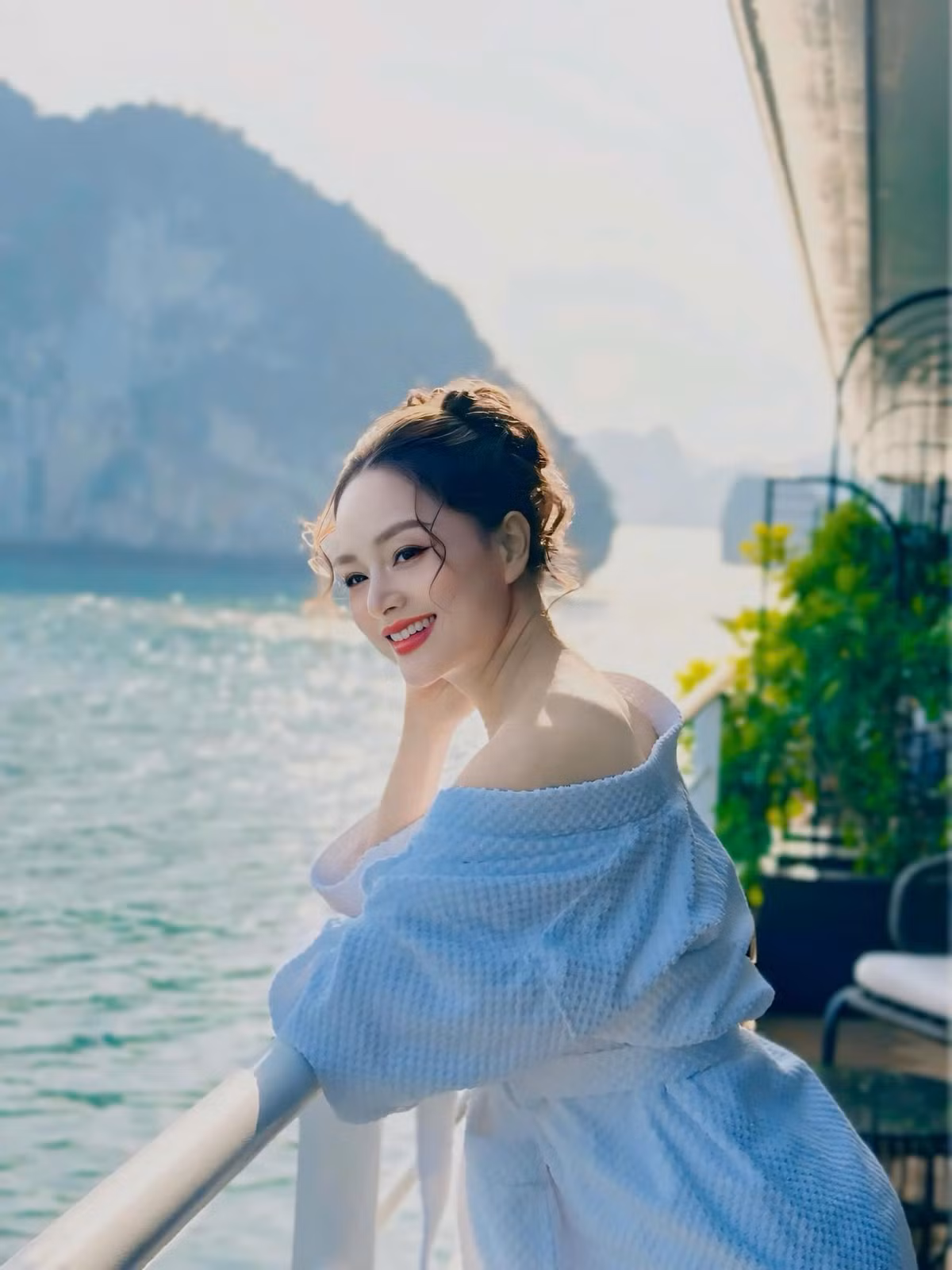 Diễn viên Lan Phương check in trên du thuyền với outfit áo choàng tắm. Ảnh: FB Lan Phuong Nguyen