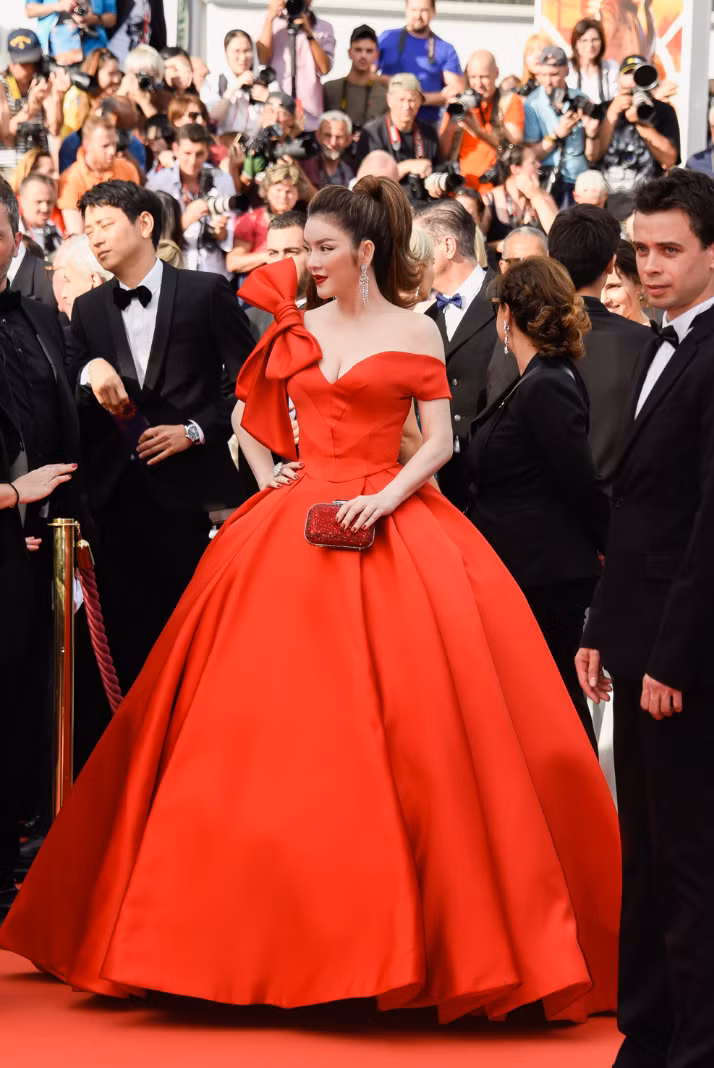 Tại Cannes 2018, Lý Nhã Kỳ gây náo động truyền thông khi xuất hiện với hình ảnh Cinderella trong chiếc đầm dạ hội của NTK Đỗ Long.