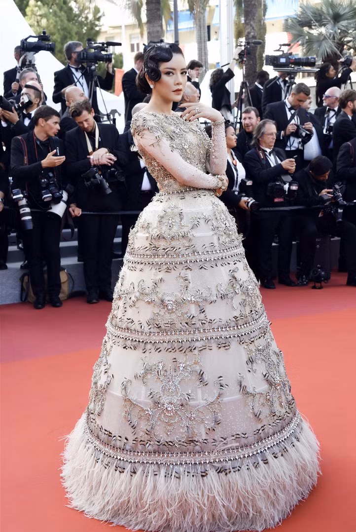 Hơn hết, Lý Nhã Kỳ được mệnh danh là “bà hoàng thảm đỏ Cannes Việt” với gu thời trang đẳng cấp, thần thái sang chảnh chẳng hề thua kém bất kỳ ngôi sao quốc tế nào.
