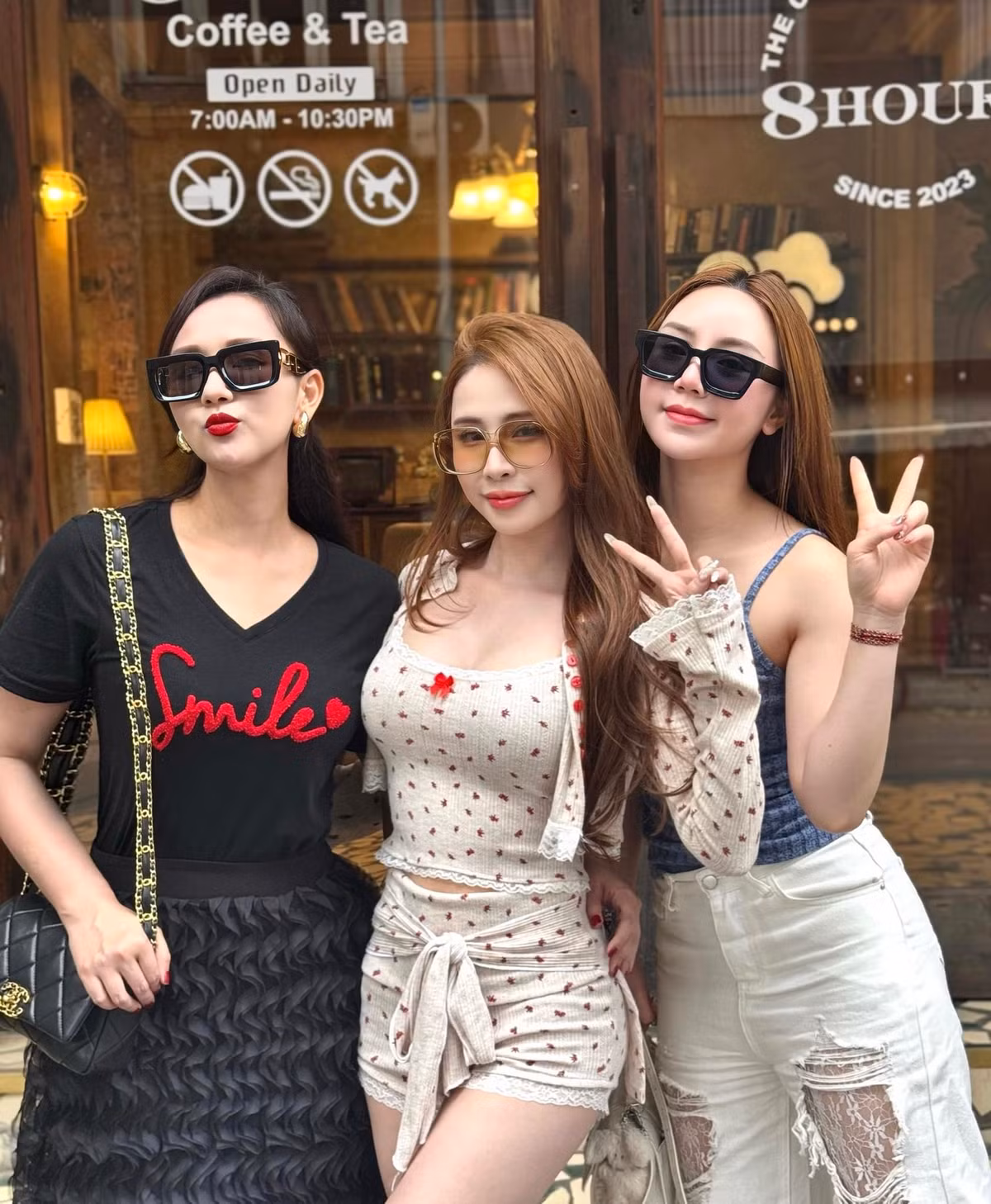 Lã Thanh Huyền chụp ảnh cùng Quỳnh Nga và Quỳnh Kool. Ảnh: FB Lã Thanh Huyền