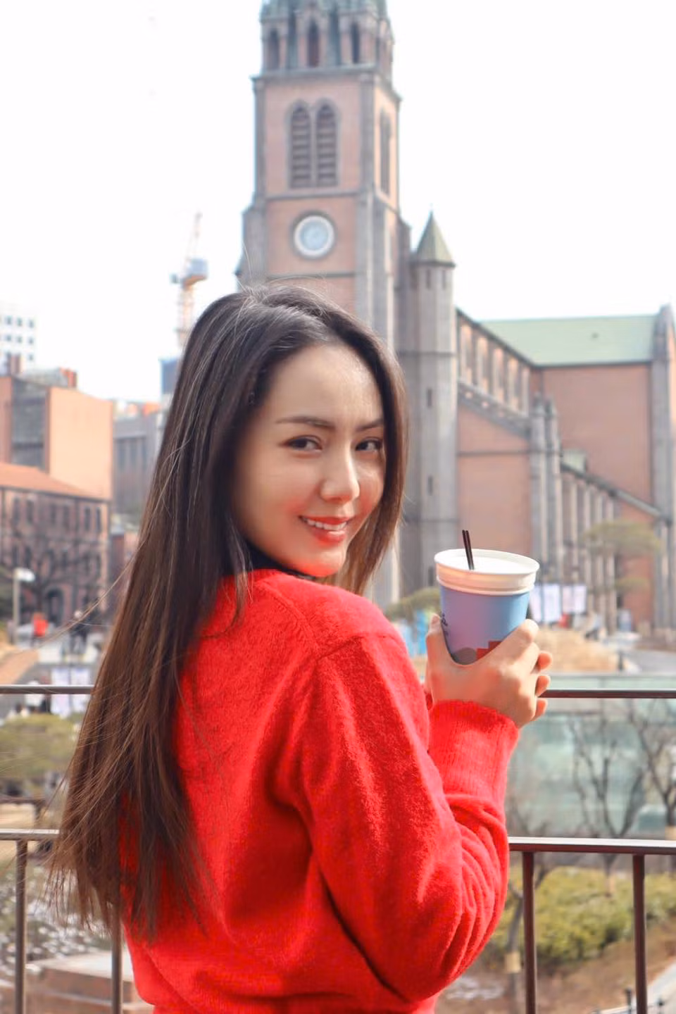 Ca sĩ Phương Linh diện áo đỏ, khoe sắc ngày Tết. Ảnh: FB Tran Phuong Linh