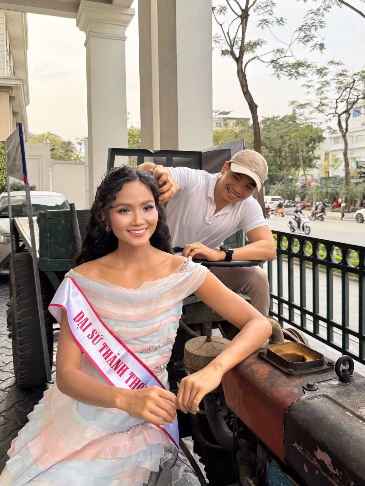 H'Hen Niê được ông xã hộ tống, chăm sóc chu đáo khi đi làm. Ảnh: FB H'Hen Niê