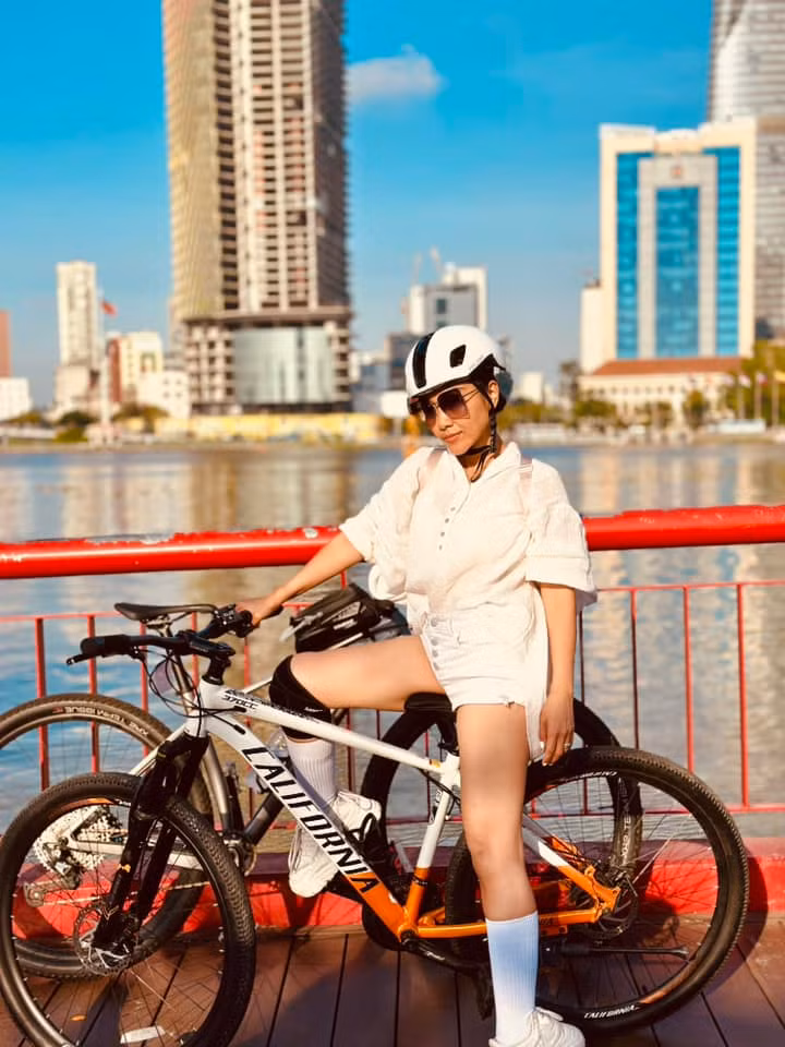 Đoan Trang đạp xe thể dục thể thao. Ảnh: FB Doan Trang