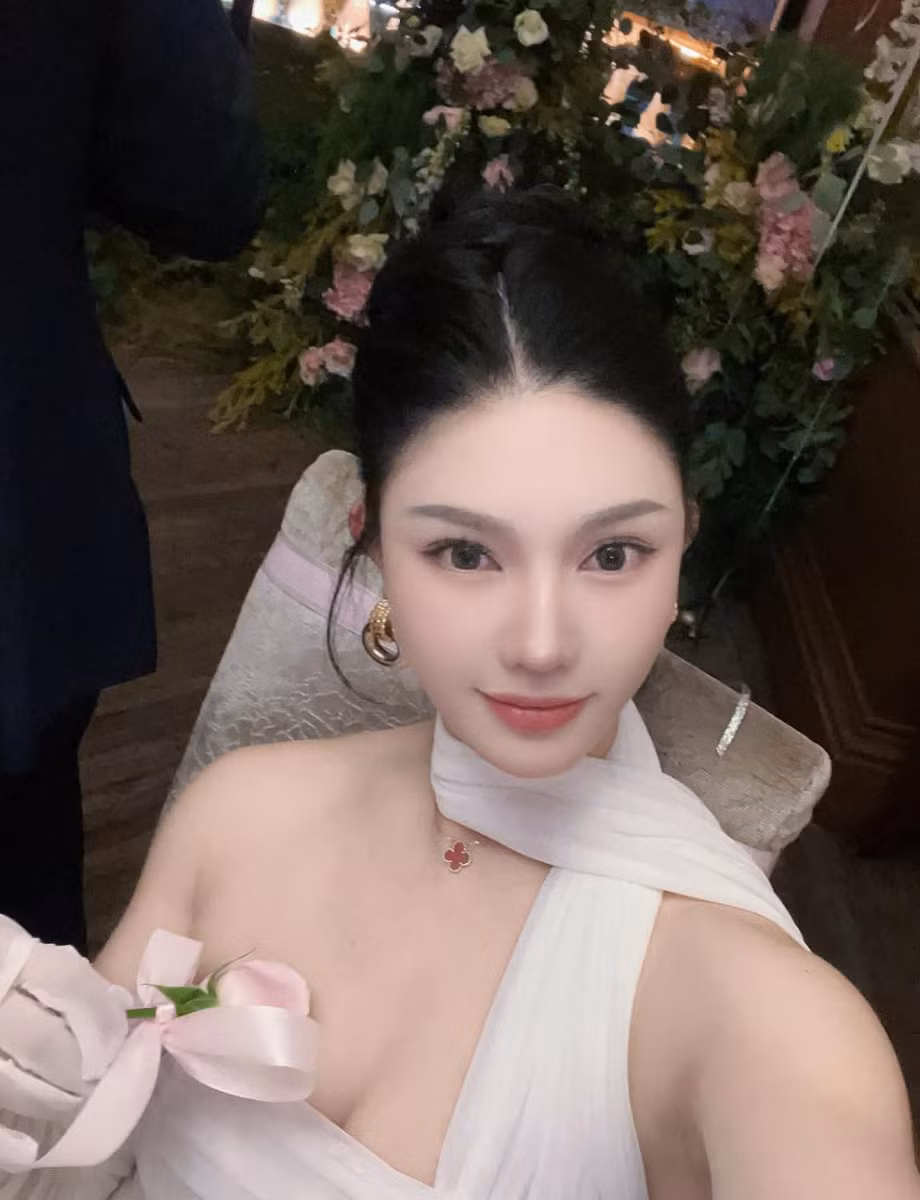 Yun Yan cao 1m68, sở hữu vòng eo 62cm, vòng 3 99cm nóng bỏng, săn chắc.