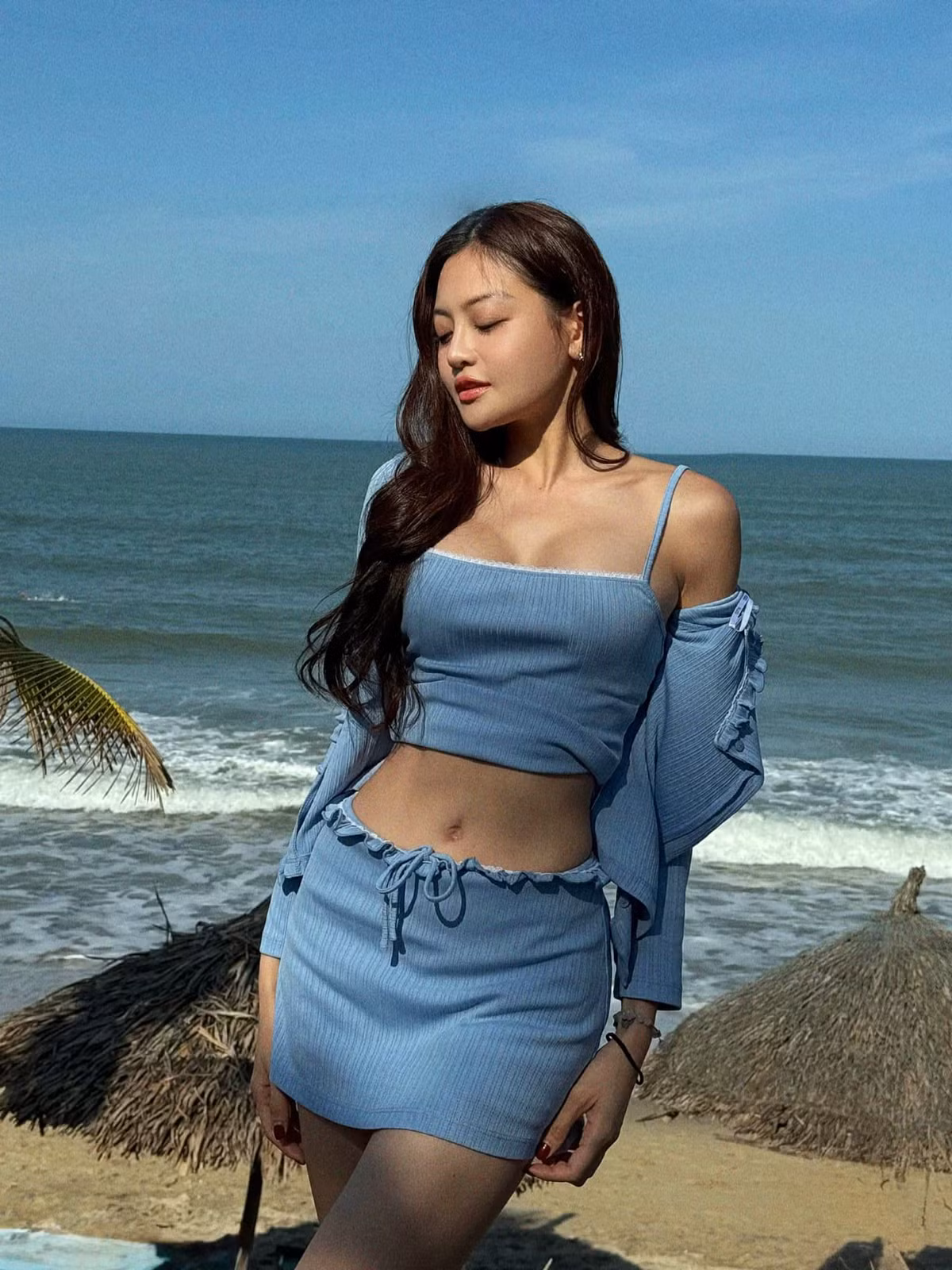 Nữ diễn viên cũng không quên lựa chọn những kiểu tạo dáng tự nhiên, ánh mắt cuốn hút nhìn thẳng vào ống kính, "đốt cháy" mọi ánh nhìn. Ảnh: FB Thuỳ Anh