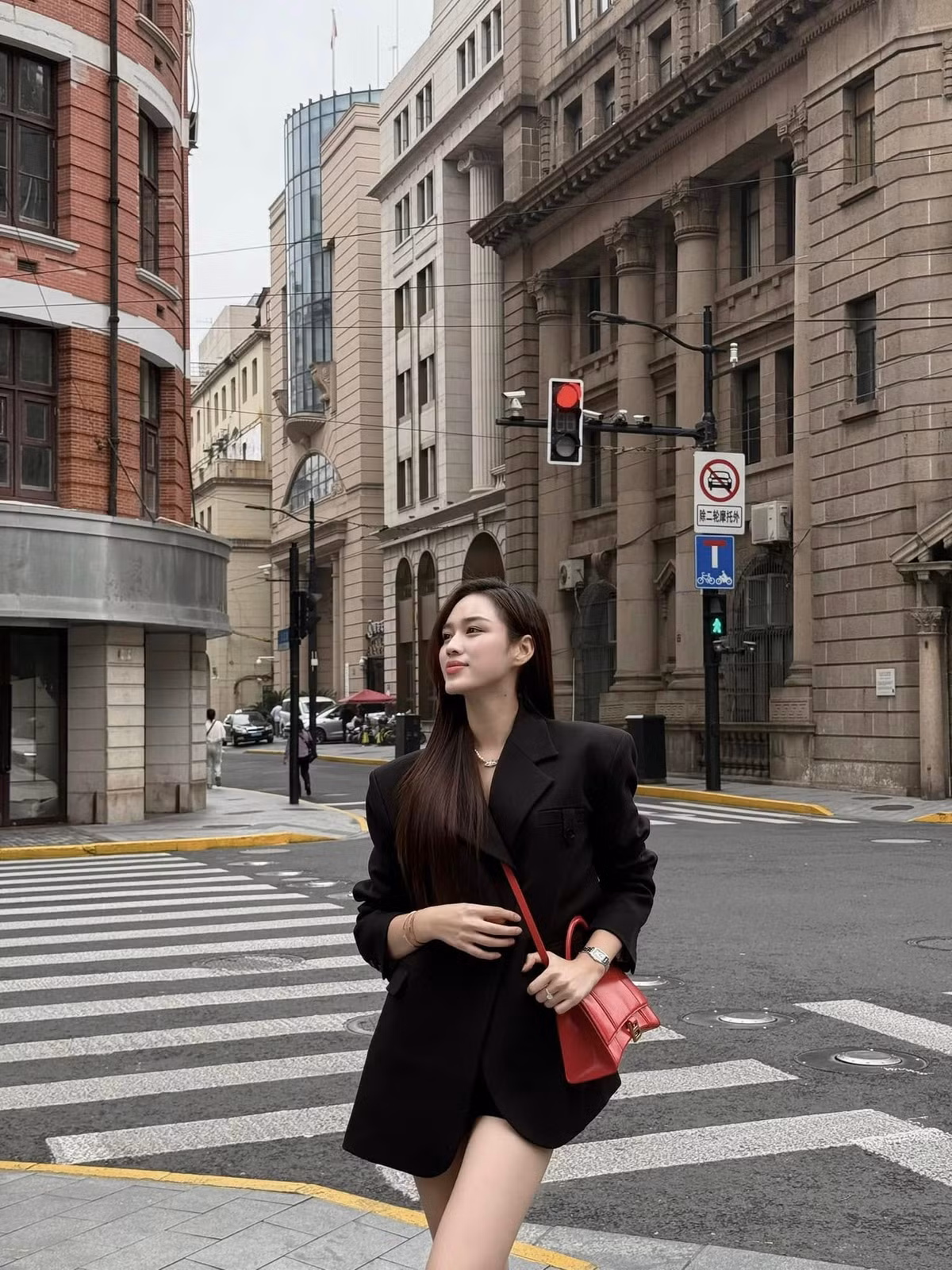 Dù xuất hiện ở bất kỳ đâu, trên thảm đỏ sang trọng hay những buổi dạo phố đơn giản, Đỗ Thị Hà luôn tự tin khoe đôi chân cực phẩm dài 1m11 trong những thiết kế váy ngắn ấn tượng. Ảnh: FB Đỗ Thị Hà